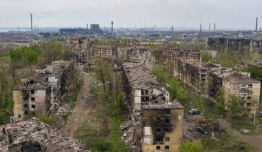 Viele zerstörte Häuserblocks in Mariupol