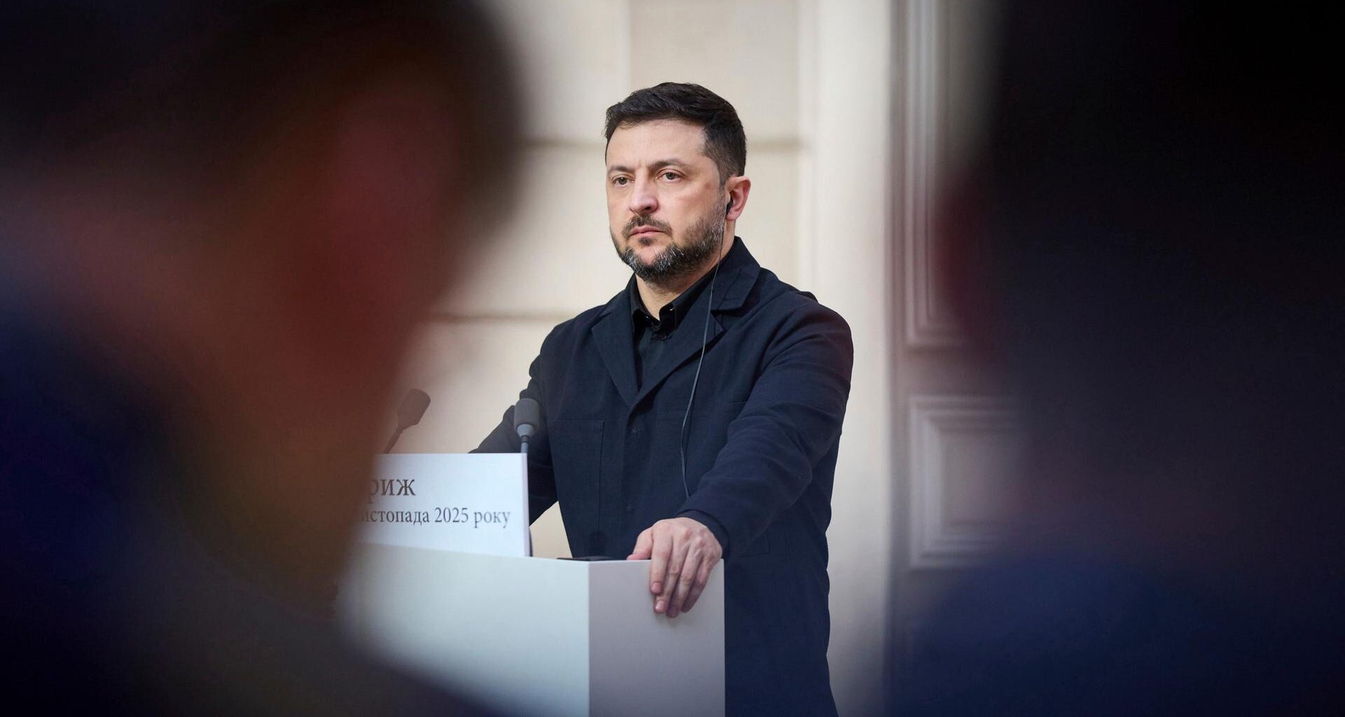 Der ukrainische Präsident Wolodymyr Selenskyj hört auf einer Pressekonferenz am 17. November in Paris den Fragen der Journalisten zu