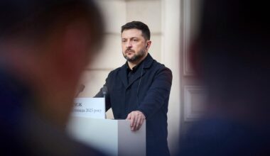 Der ukrainische Präsident Wolodymyr Selenskyj hört auf einer Pressekonferenz am 17. November in Paris den Fragen der Journalisten zu