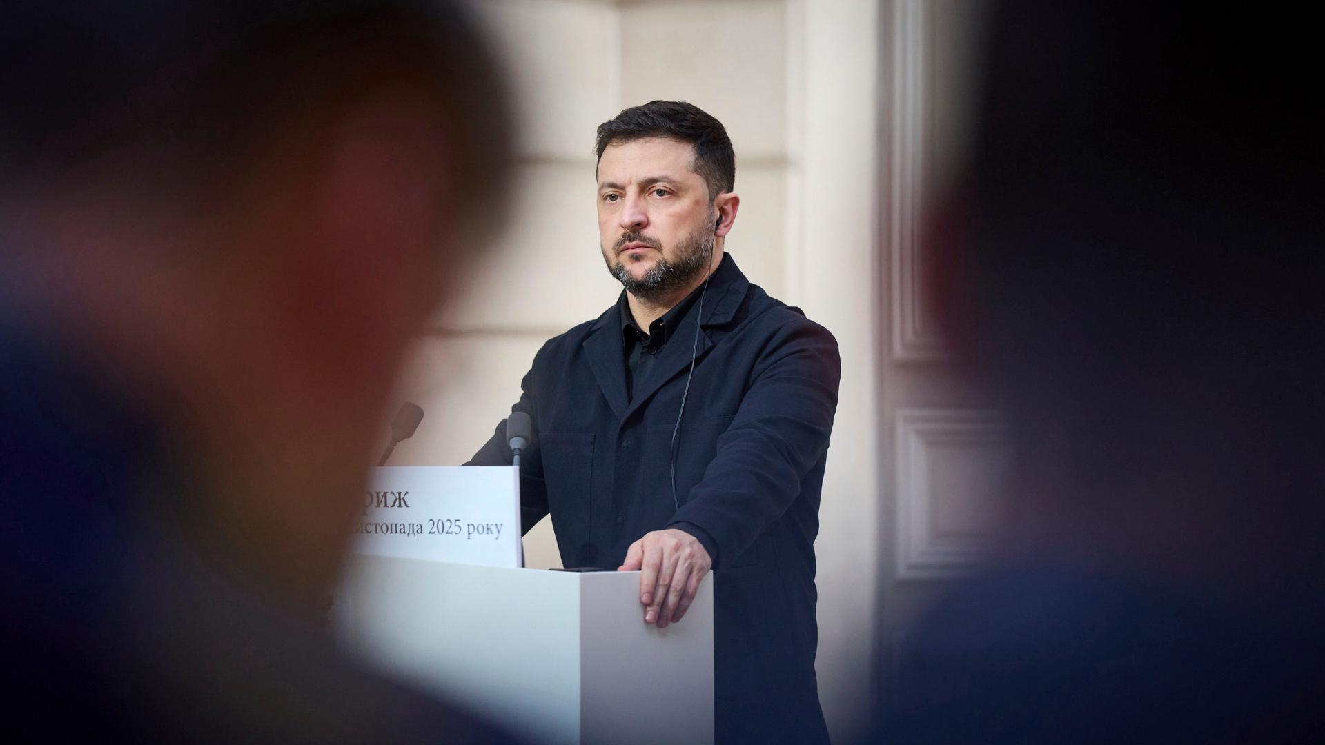Der ukrainische Präsident Wolodymyr Selenskyj hört auf einer Pressekonferenz am 17. November in Paris den Fragen der Journalisten zu Der ukrainische Präsident Wolodymyr Selenskyj hört auf einer Pressekonferenz am 17. November in Paris den Fragen der Journalisten zu