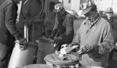 Weihnachtsmann von der Müllabfuhr verwandelt Müll in Spielzeug für Karlsruher Kinder