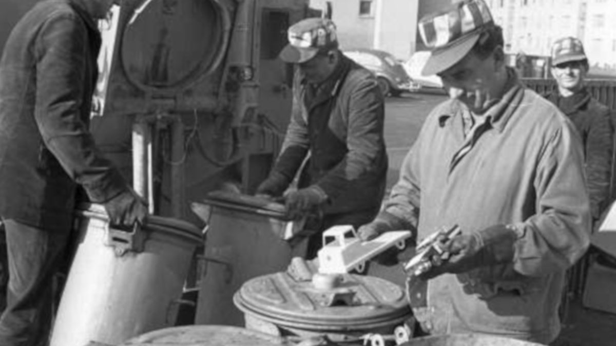 Weihnachtsmann von der Müllabfuhr verwandelt Müll in Spielzeug für Karlsruher Kinder