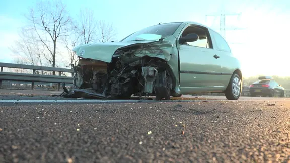 Ein Auto ist nach einem Glätteunfall auf der A30 bei Osnabrück stark beschädigt. 