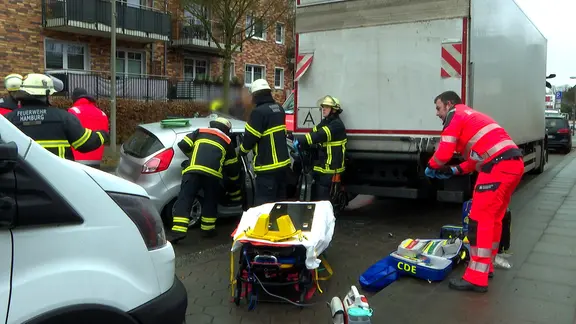 Die Hamburger Feuerwehr befreiten nach einem Unfall in Hamburg Neugraben eine Person aus einem eingeklemmten Auto. | HamburgNews Feuerwehr befreit Person nach Unfall in Hamburg Neugraben.