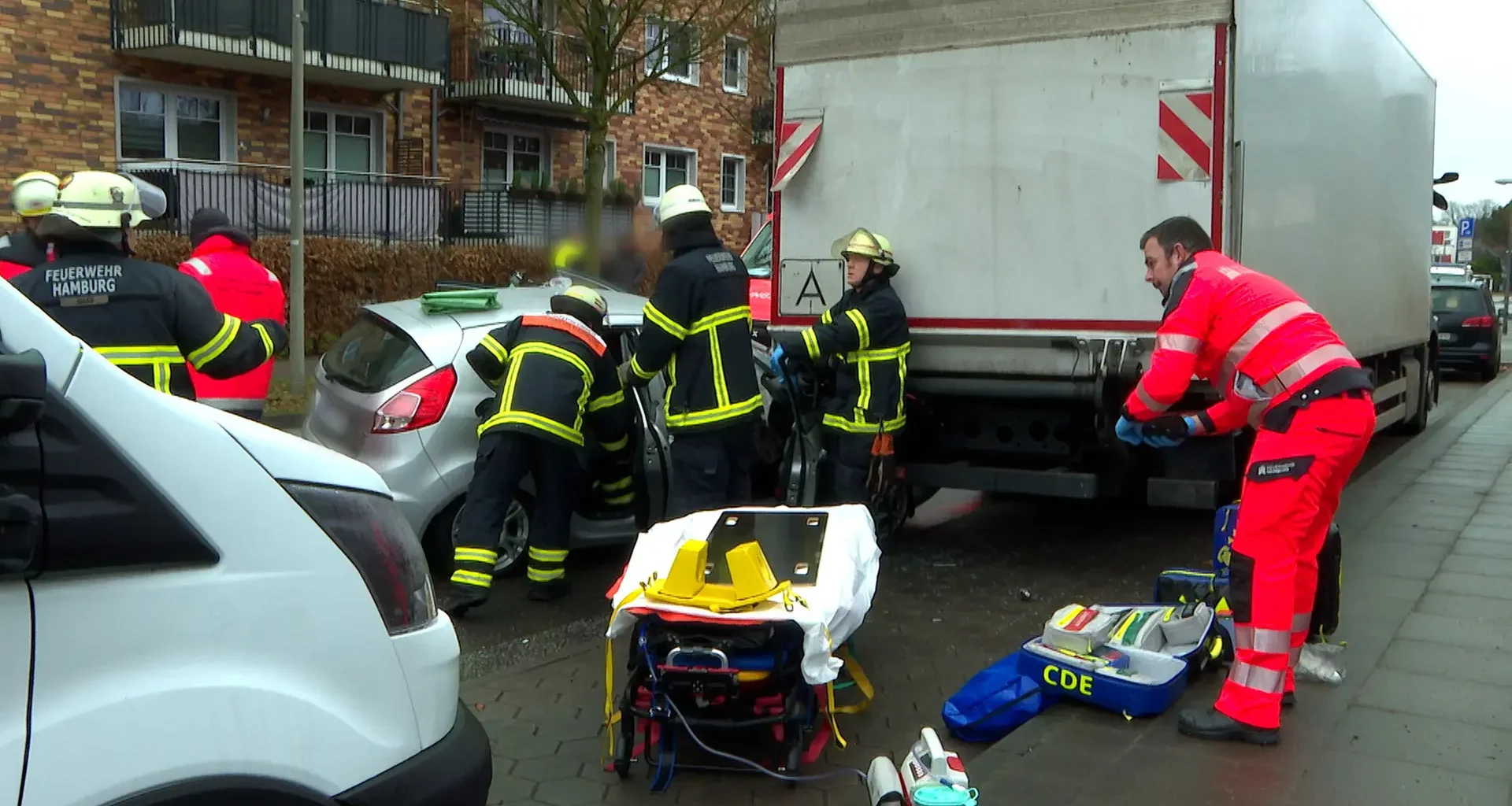 Unfall in Neugraben: Auto kracht in LKW