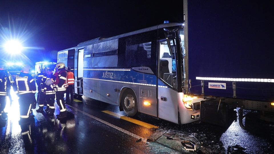 Auffahrunfall: Gefangenentransport verunglückt auf A4 bei Wilsdruff