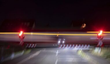 Frau stirbt bei Unfall mit Güterzug, Bahnstrecke Magdeburg–Berlin lahmgelegt - MDR