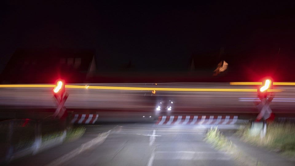 Frau stirbt bei Unfall mit Güterzug, Bahnstrecke Magdeburg–Berlin lahmgelegt - MDR