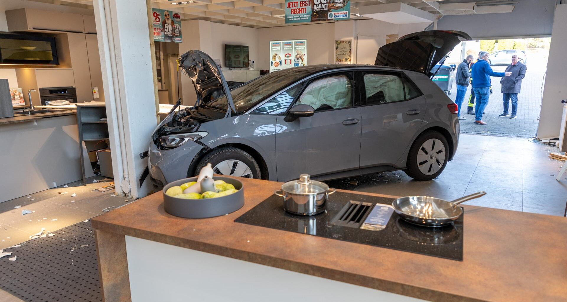 Künzell: 90-Jähriger kracht mit E-Auto in Küchenstudio - hoher Schaden