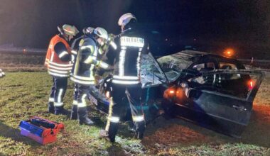 Glatte Straße: Auto überschlägt sich mehrfach