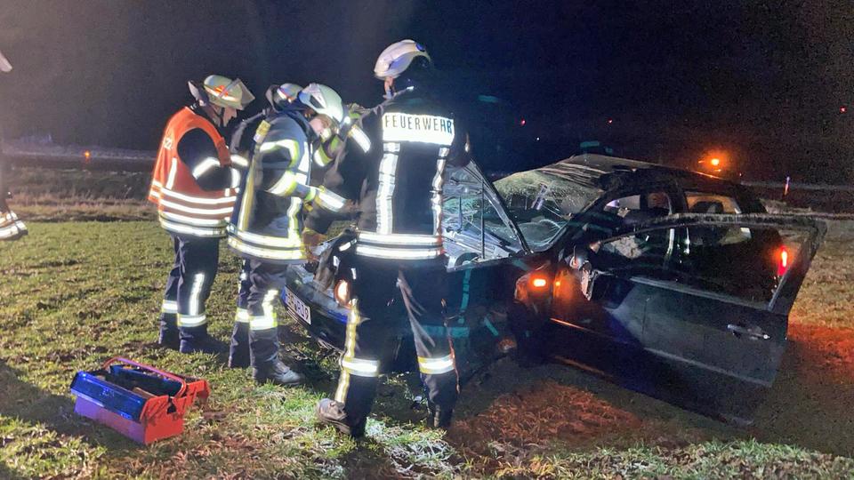 Glatte Straße: Auto überschlägt sich mehrfach