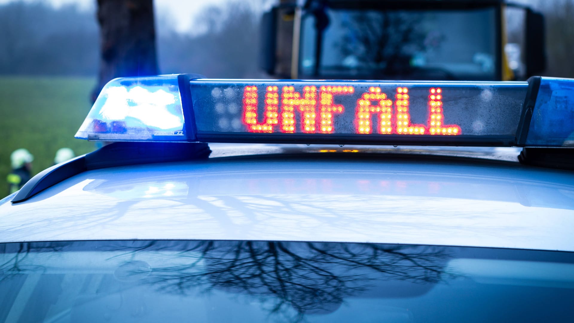 "Unfall" steht im Display eines Streifenwagens (Symbolbild): Nach dem Unfall in Bremen-Gröpelingen bittet die Polizei um Zeugenhinweise.