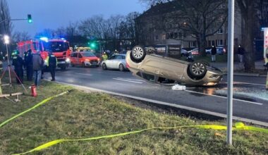 Fahrer befreit sich selbst aus Wrack in Berlin-Tempelhof
