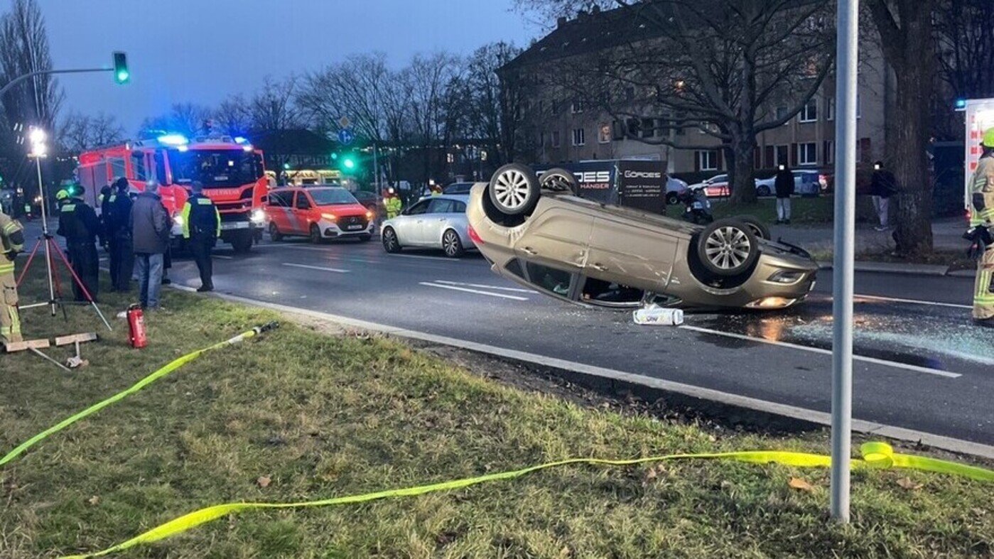 Fahrer befreit sich selbst aus Wrack in Berlin-Tempelhof
