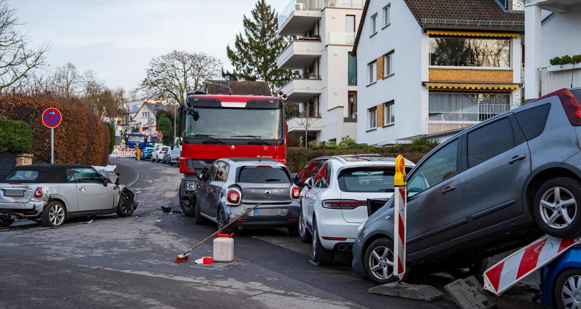 Wiesbaden: Führerloser Lkw überrollt Fahrer und schiebt Autos aufeinander