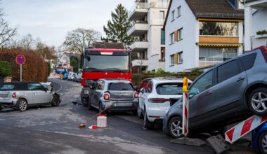 Wiesbaden: Führerloser Lkw überrollt Fahrer und schiebt Autos aufeinander