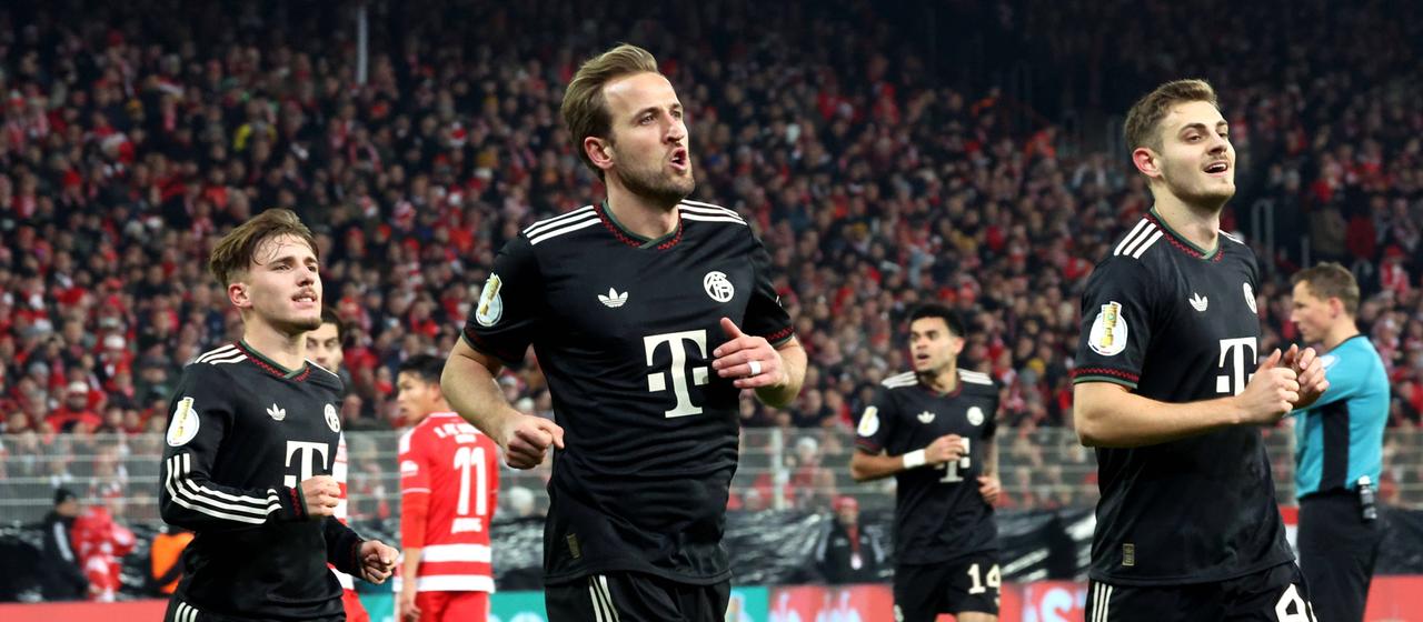 Harry Kane (m.), Lennart Karl (l.) und Josip Stanisic bejubeln einen Treffer im Spiel gegen Union Berlin