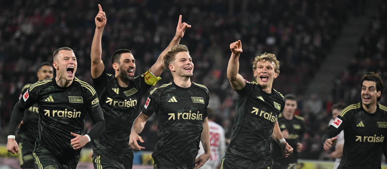 Andras Schäfer (Mitte) bejubelt seinen Siegtreffer in Köln | IMAGO/Jan Huebner Andras Schäfer (Mitte) bejubelt seinen Siegtreffer in Köln