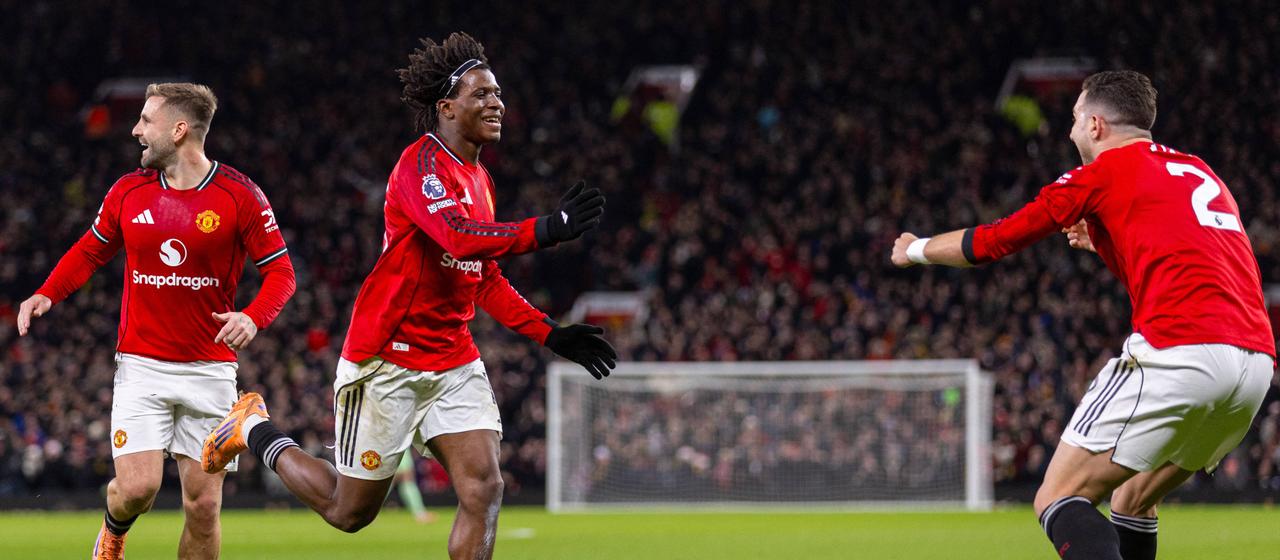 Patrick Dorgu feiert mit seinen Teamkollegen von Man United