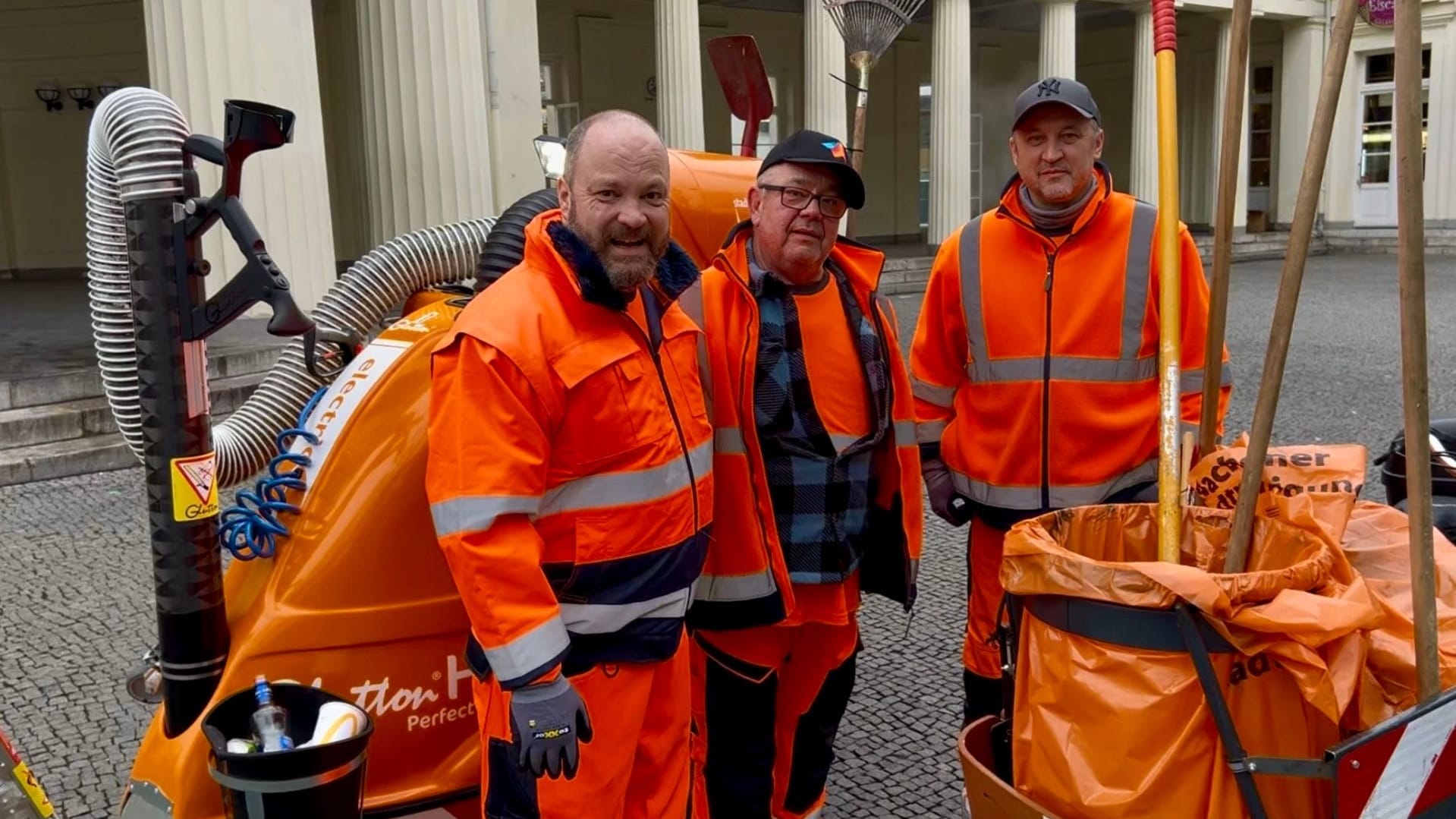 Unterwegs in der Innenstadt: Oberbürgermeister Michael Ziemons mit einem Team der Stadtreinigung.