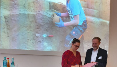 Elke Sichert von der Frankfurter Stadtarchäologie und Prof. Dirk Wicke unterzeichnen den Vertrag zur Aufnahme der Bodendenkmalpflege der Stadt Frankfurt in den Verbund. © Alexandra Hilgner
