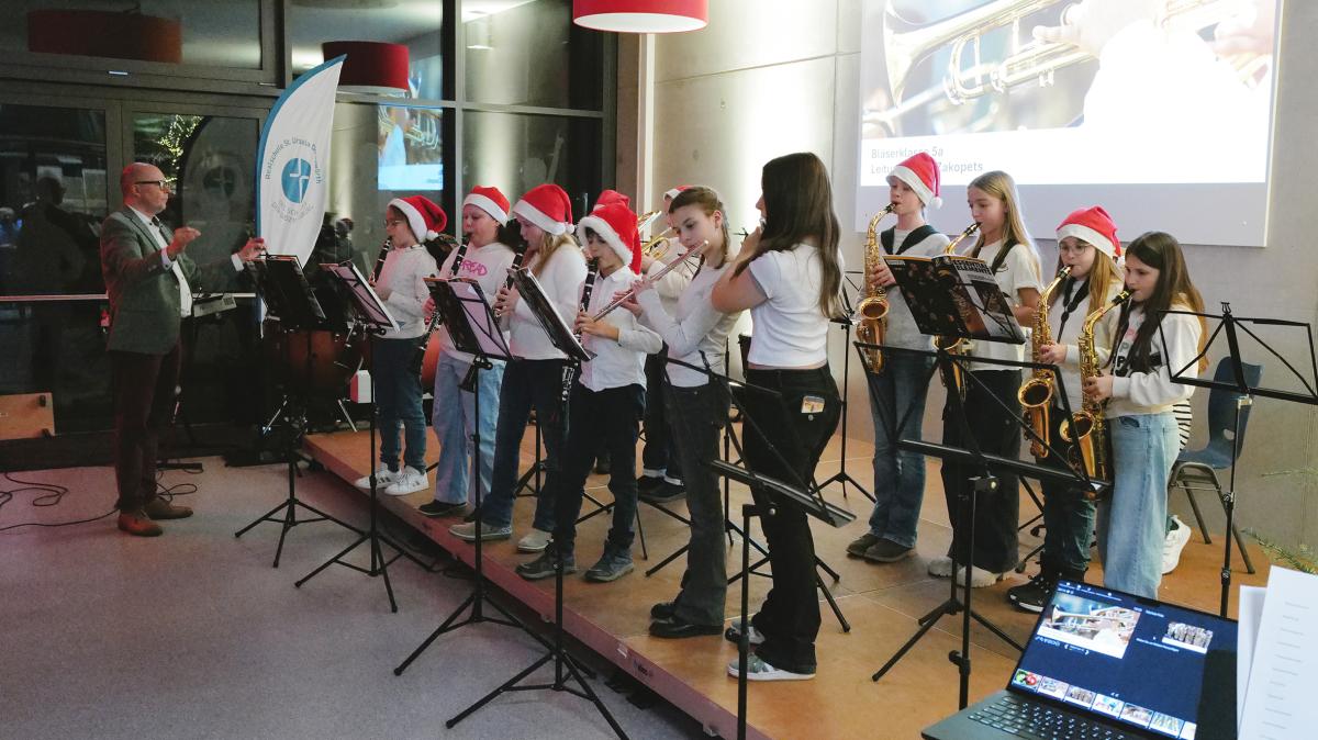 Weihnachtskonzert zeigt musikalische Vielfalt an der Donauwörther Realschule St. Ursula.