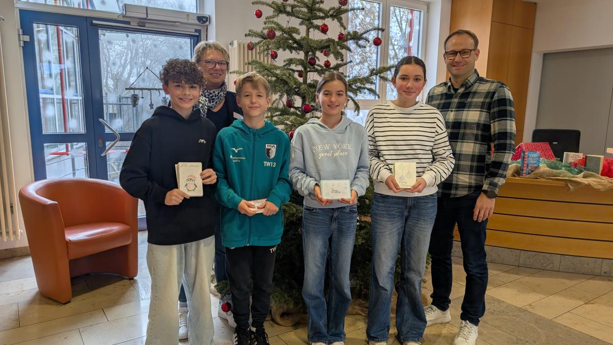 Realschule St. Ursula übergibt 120 Weihnachtskarten an BRK-Alten- und Pflegeheim.