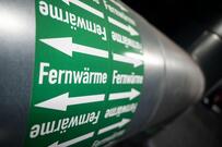 ARCHIV - 10.03.2022, Baden-Württemberg, Stuttgart: Leitungen sind in der Fernwärmeverteilerstation eines Heizkraftwerks zu sehen. (zu dpa: «Fernwärme: Verbraucherschützer kritisieren fehlende Transparenz») Foto: Marijan Murat/dpa +++ dpa-Bildfunk +++