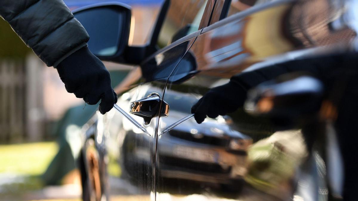 Unbekannte beschädigen zehn Autos – Schaden geht in die Tausende