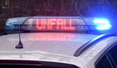 Auto erfasst Kinder auf Gehweg – Rettungshubschrauber im Einsatz