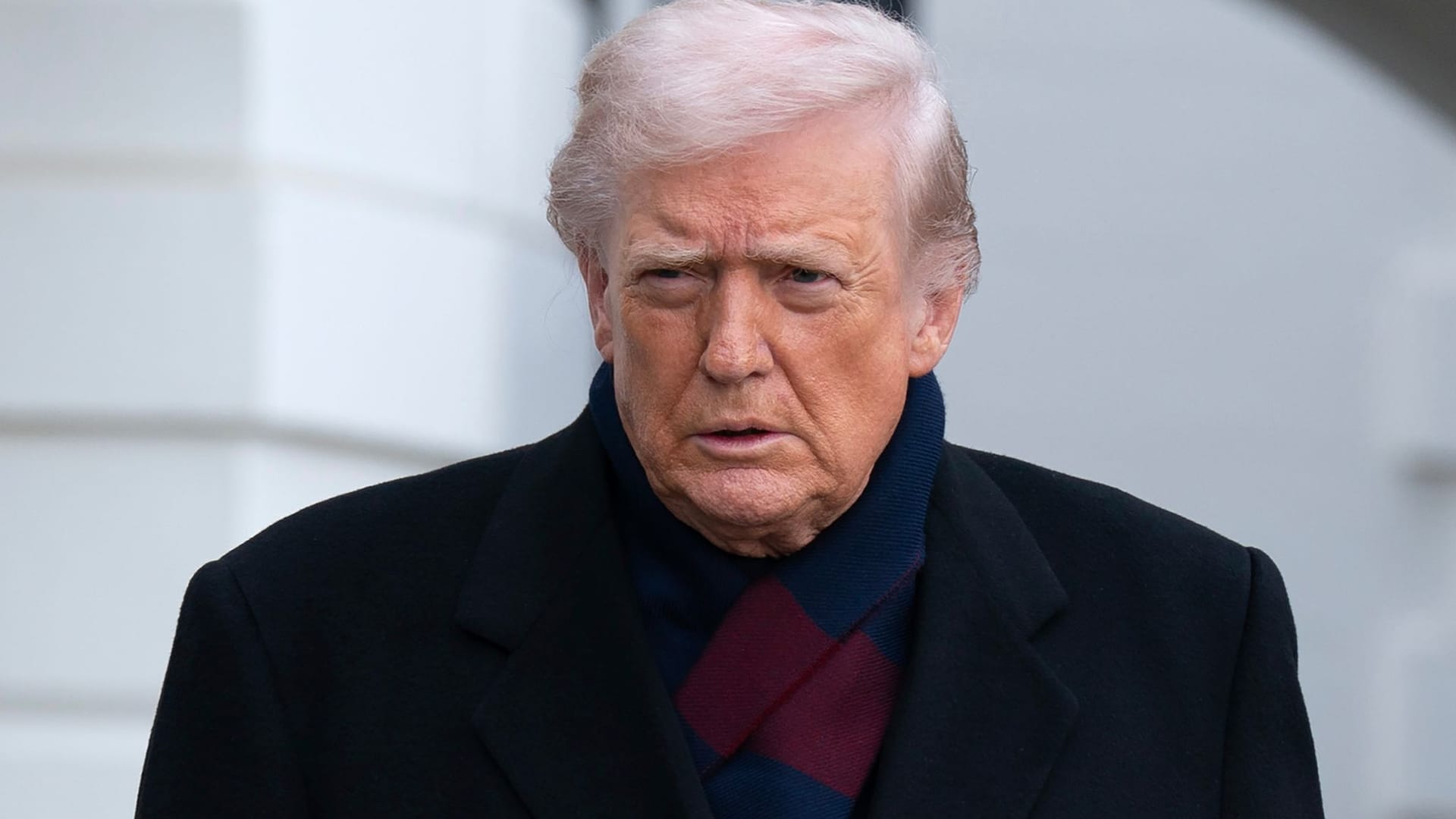 US-Präsident Donald Trump spricht mit Reportern, als er den South Lawn des Weißen Hauses in Washington verlässt. US-Präsident Donald Trump spricht mit Reportern, als er den South Lawn des Weißen Hauses in Washington verlässt.