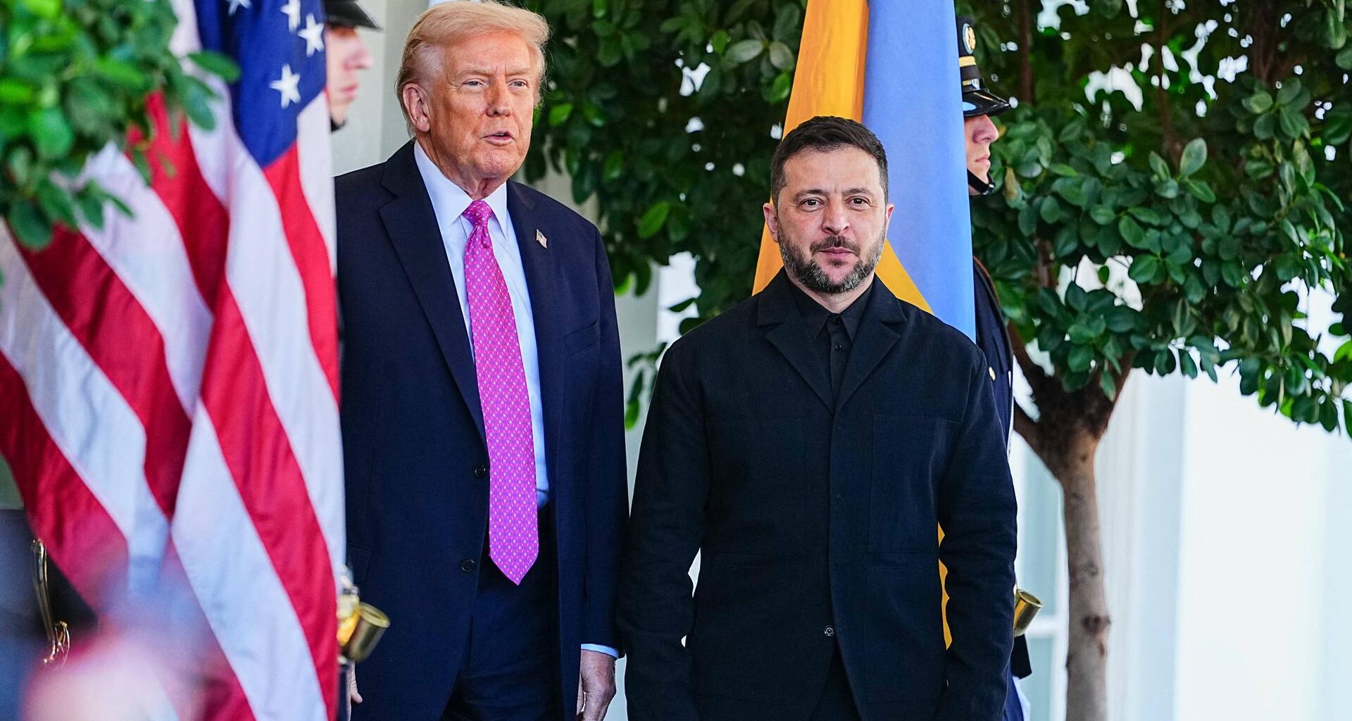 US-Präsident Trump begrüßt den ukrainischen Staatschef Selenskyj bei einem Besuch im Weißen Haus in Washington. Im Bildhintergrund sind die Flaggen ihrer Heimatländer zu sehen.