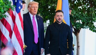 US-Präsident Trump begrüßt den ukrainischen Staatschef Selenskyj bei einem Besuch im Weißen Haus in Washington. Im Bildhintergrund sind die Flaggen ihrer Heimatländer zu sehen.