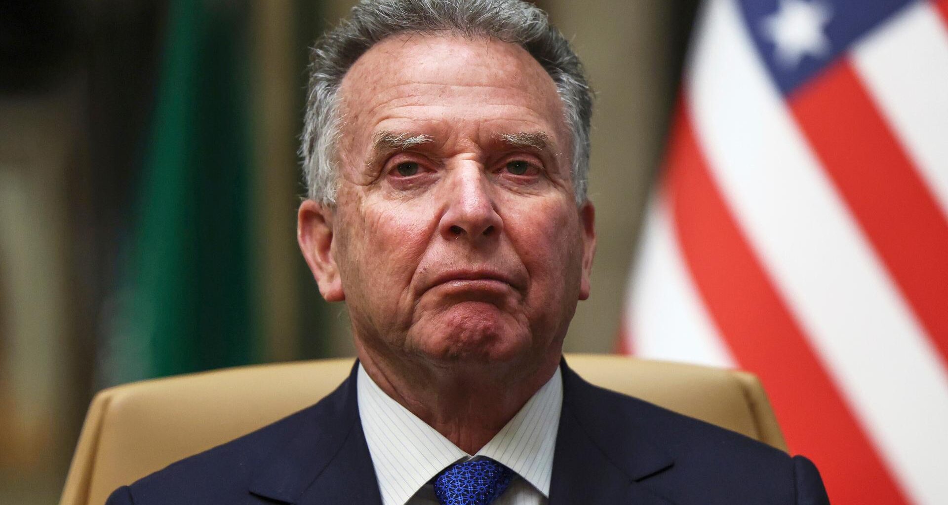 Steve Witkoff schaut ernst in die Kamera.