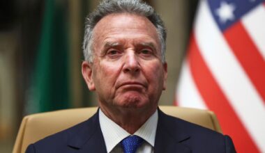 Steve Witkoff schaut ernst in die Kamera.