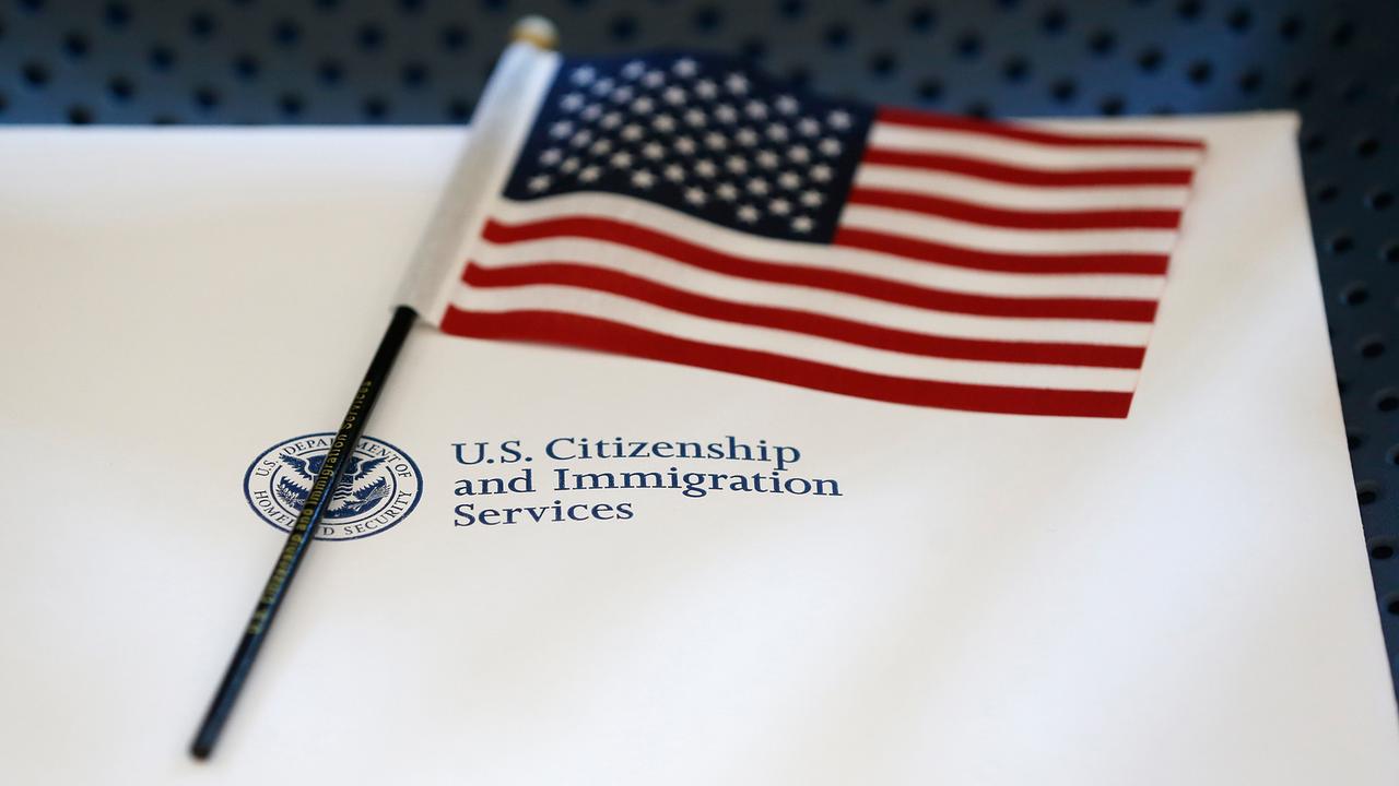 Informationsmaterial und eine amerikanische Flagge liegen im Büro der US-Einwanderungsbehörde