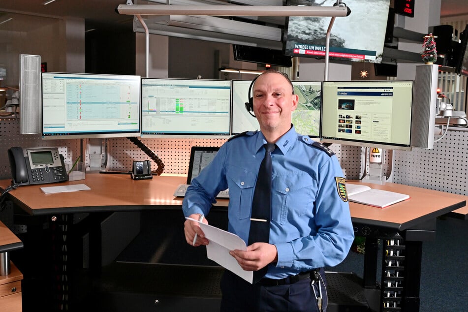 Andreas Lötzsch (47) ist Hauptkommissar im Führungs- und Lagezentrum Dresden.