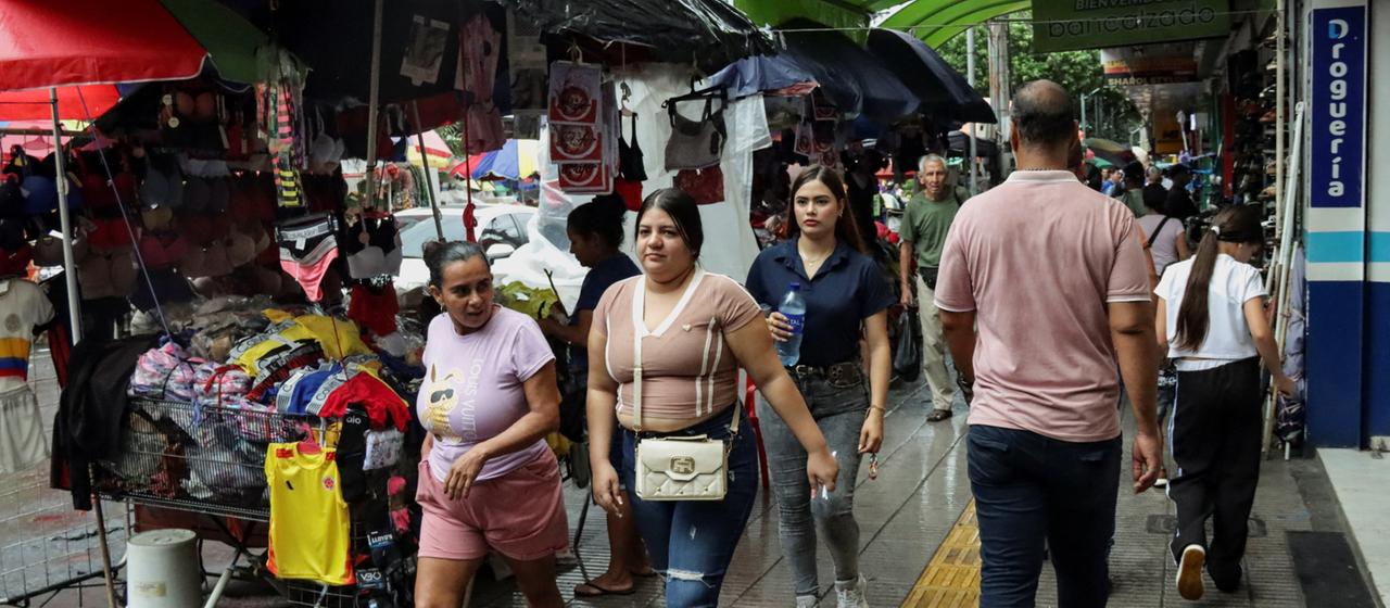 Menschen gehen in der Grenzstadt  (Kolumbien) über einen Markt.