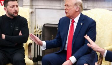 Trump und Selenskyj sitzen im Weißen Haus nebeneinander. Selenskyj verschränkt die Arme und Trump wahrt mit seinem Arm Distanz.