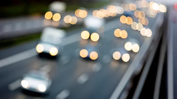 Fahrzeuge fahren über die Autobahn A2.