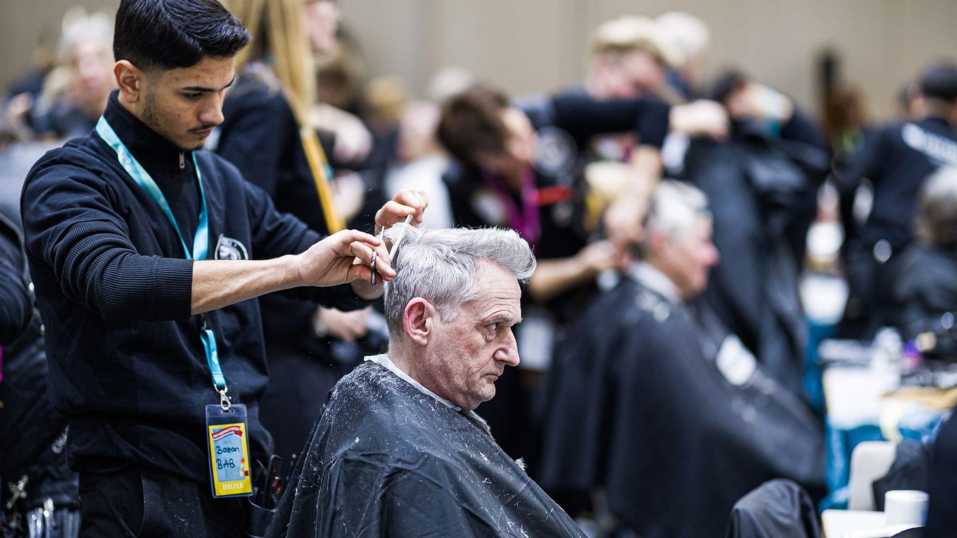 Aktion in Hannover: Friseure schneiden umsonst die Haare von Menschen, die kein Geld für einen Friseurbesuch haben.