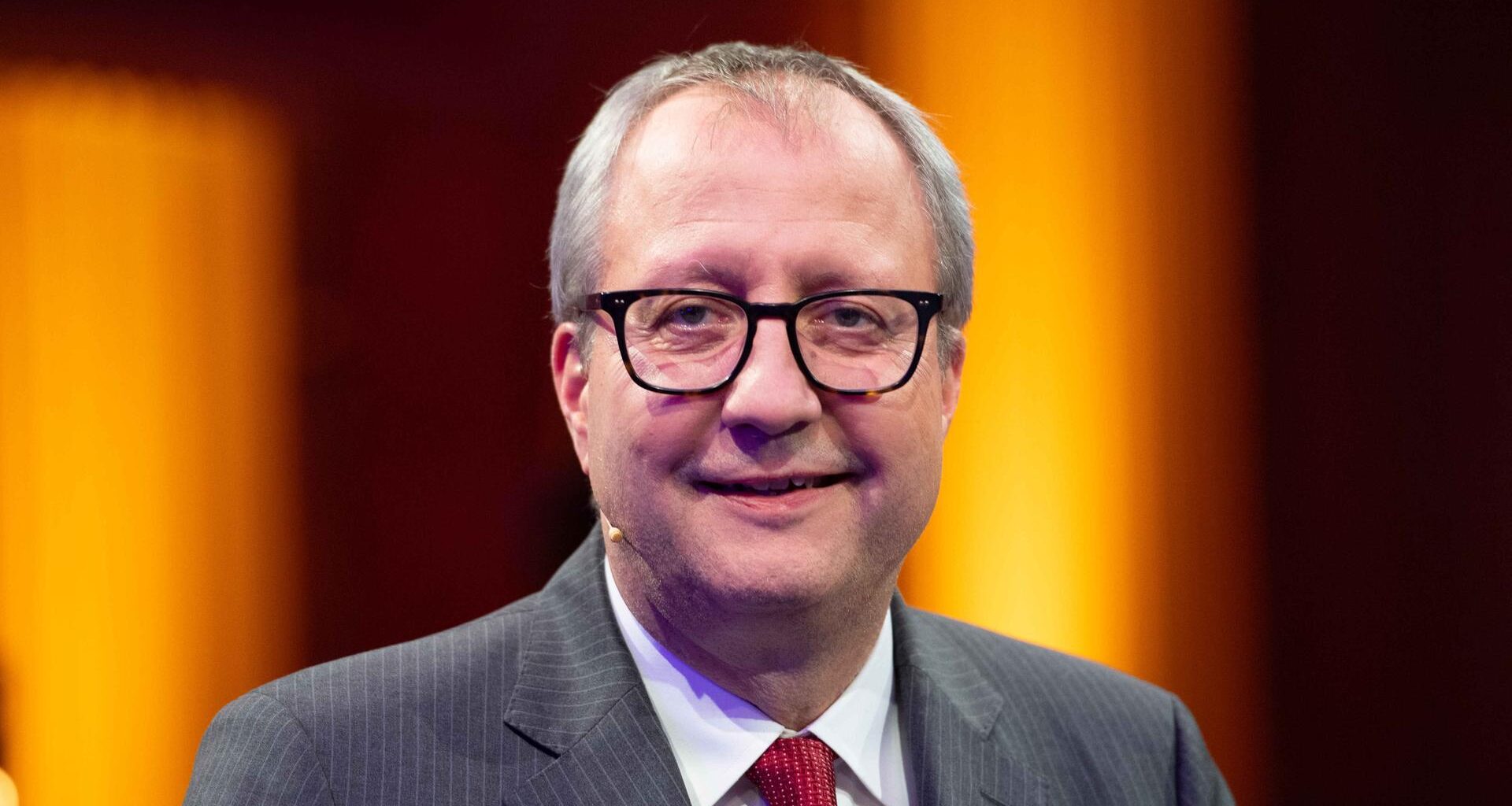 Porträtaufnahme von Andreas Voßkuhle. Er trägt eine Brille mit schwarzem Rahmen und ein unscheinbares Headset an der Wange.