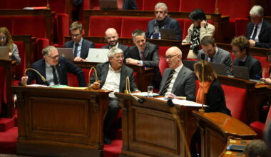 Frankreichs Parlament beschließt Notlösung für Haushalt