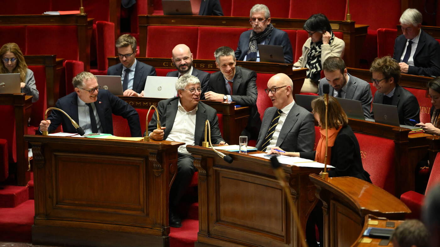 Frankreichs Parlament beschließt Notlösung für Haushalt