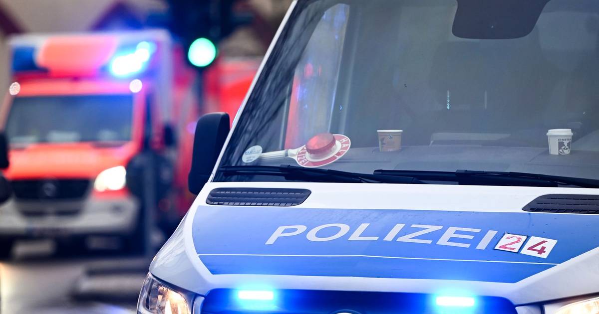 Autos brennen nach Unfall auf der A1