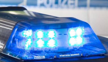 Auto überschlägt sich und landet auf dem Dach