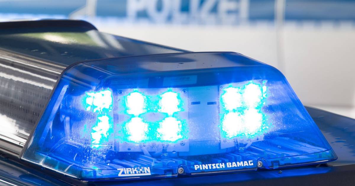 Auto überschlägt sich und landet auf dem Dach