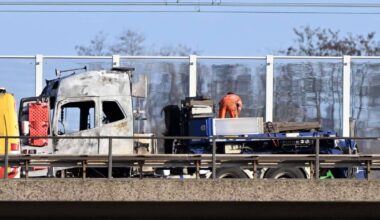 A3 bei Duisburg: Schwertransporter brennt