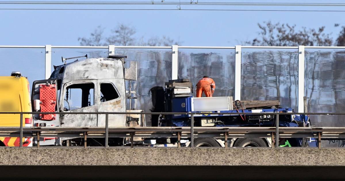 A3 bei Duisburg: Schwertransporter brennt