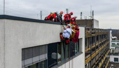 Nikolaus seilt sich mit Geschenken vom Dach ab